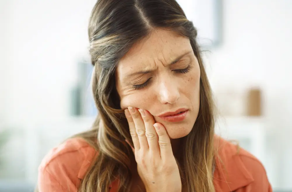 Dentes sensíveis: causas mais comuns e o que pode fazer para aliviar