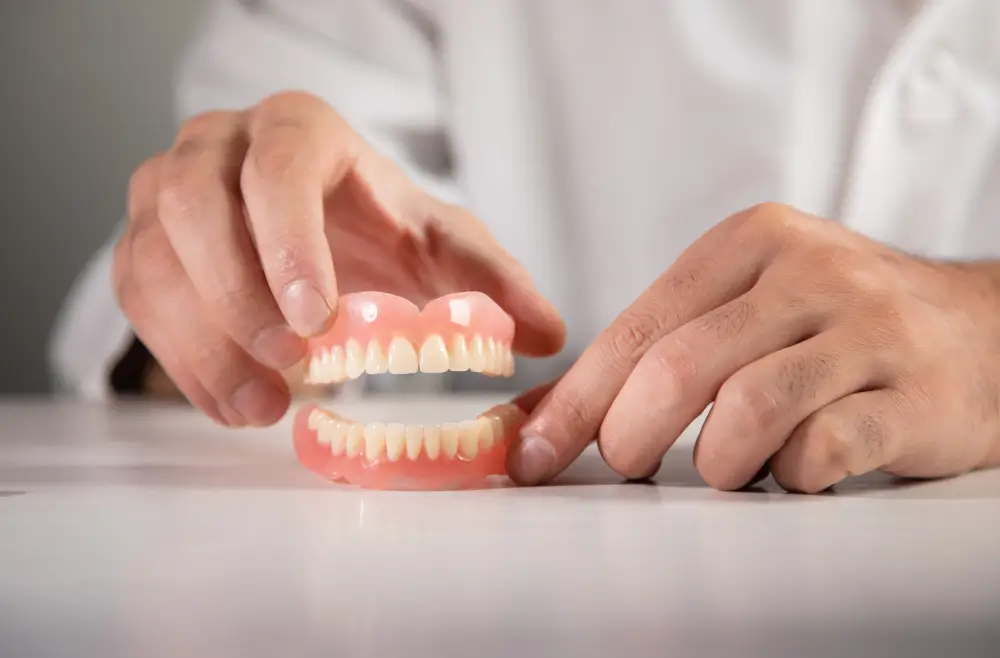 Prótese dentária mal ajustada: sinais de alerta e quando deve ser revista